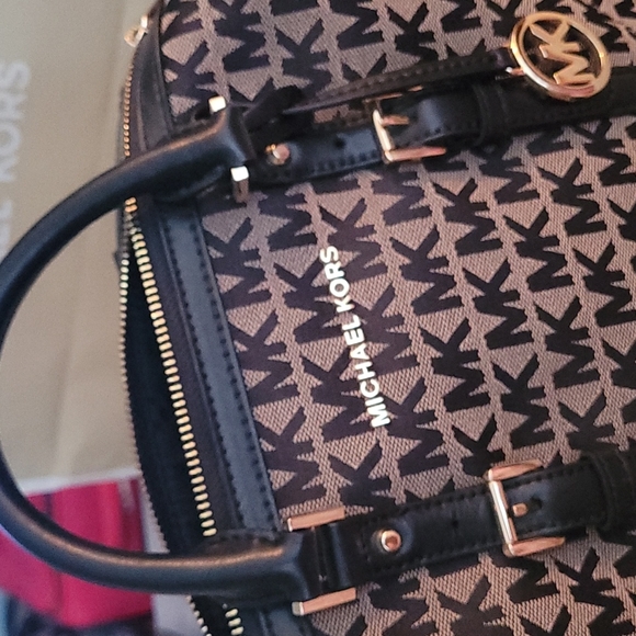 Micheal Kors Monogram Purse for Fall - Picture 4 of 12